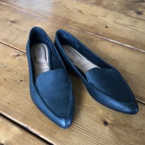 Women’s black flats